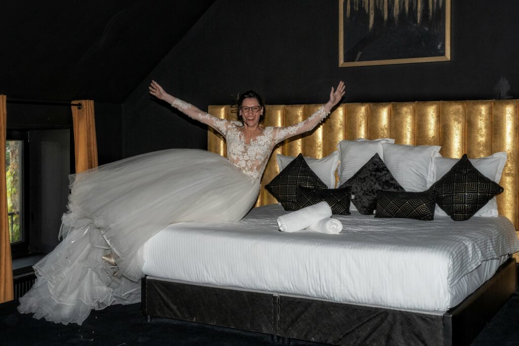 Mariée dans sa chambre avant la cérémonie