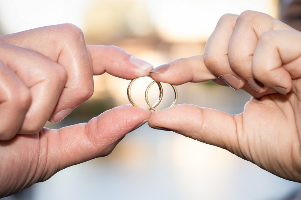 Mains tenant deux alliances