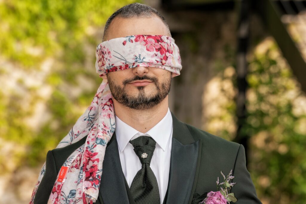 Marié yeux bandés pour une surprise